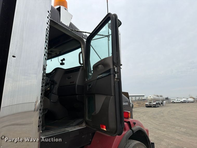 image for item FM4503 2013 Kenworth T800 semi truck