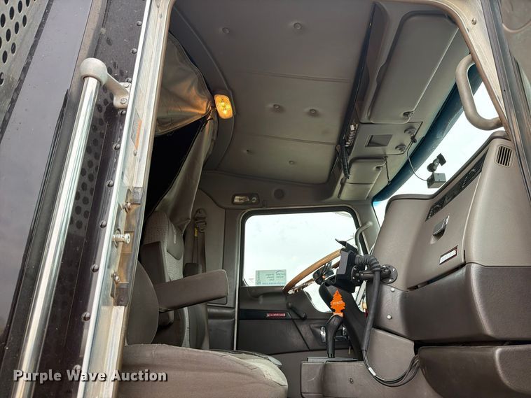 image for item FM4503 2013 Kenworth T800 semi truck