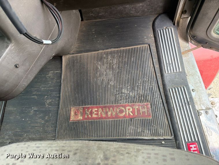 image for item FM4503 2013 Kenworth T800 semi truck