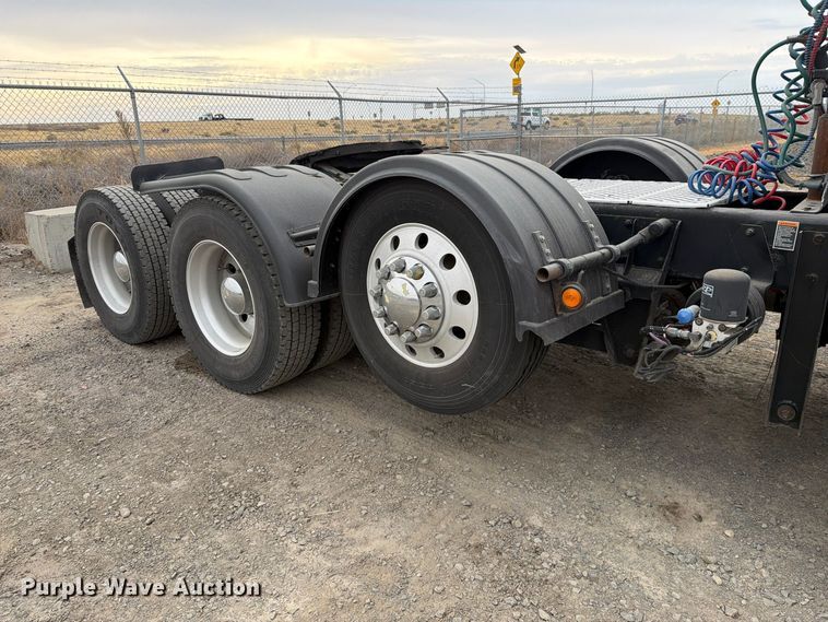 image for item FM4503 2013 Kenworth T800 semi truck