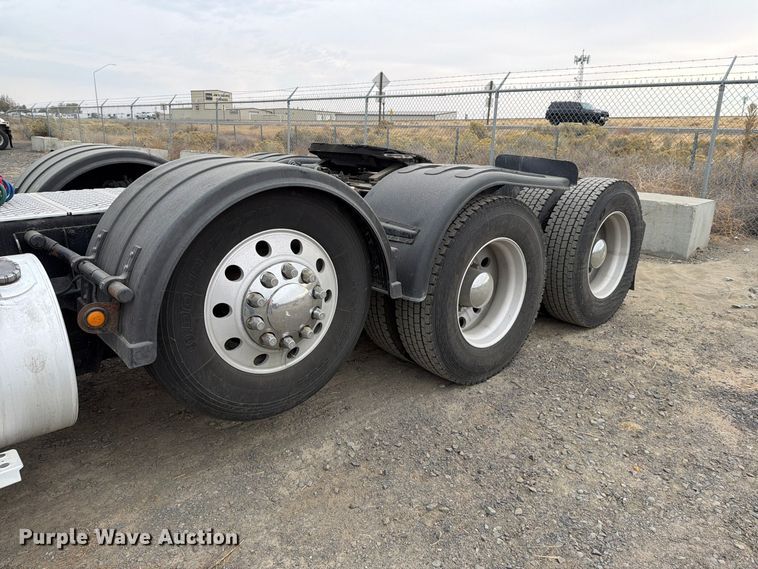 image for item FM4503 2013 Kenworth T800 semi truck
