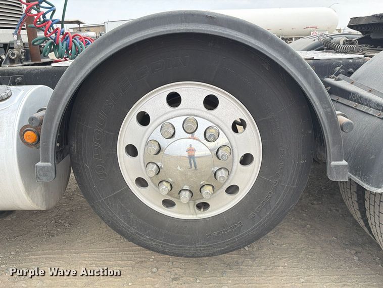 image for item FM4503 2013 Kenworth T800 semi truck
