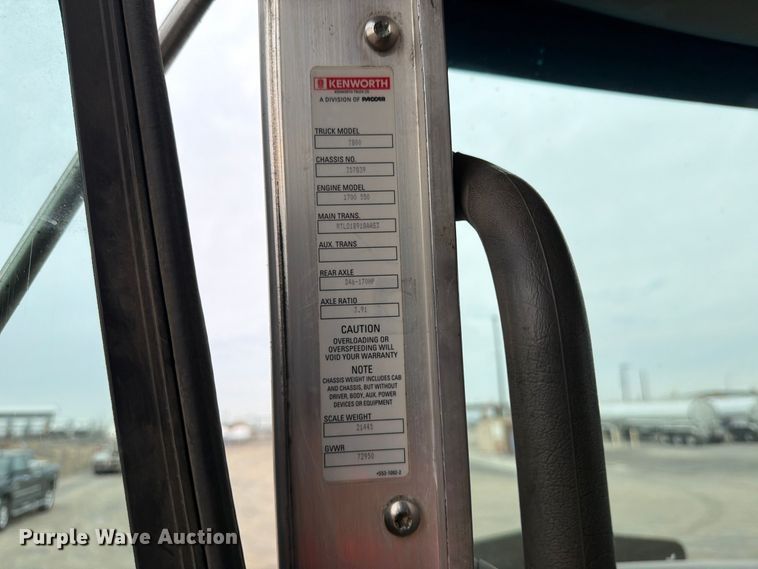 image for item FM4503 2013 Kenworth T800 semi truck