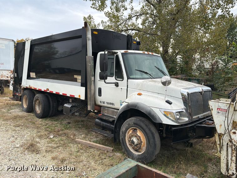 image for item FM6624 2007 International 7400 refuse truck