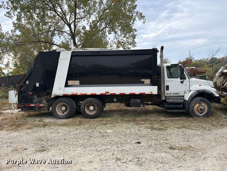 image for item FM6624 2007 International 7400 refuse truck