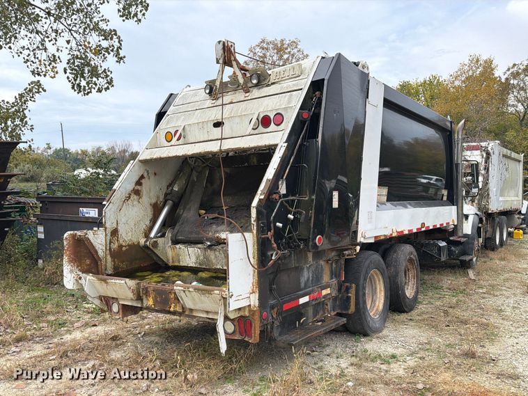 image for item FM6624 2007 International 7400 refuse truck