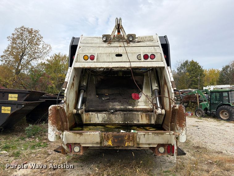 image for item FM6624 2007 International 7400 refuse truck