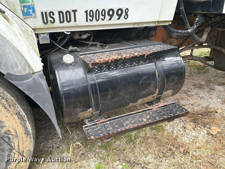 image for item FM6624 2007 International 7400 refuse truck
