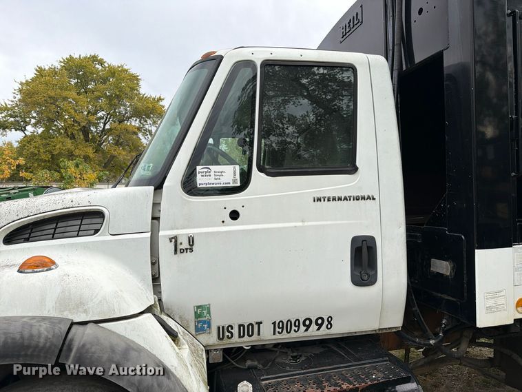 image for item FM6624 2007 International 7400 refuse truck