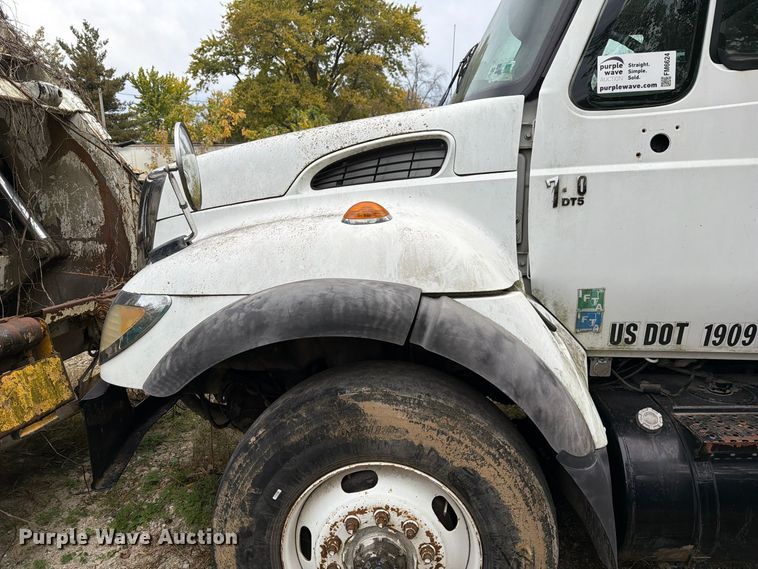 image for item FM6624 2007 International 7400 refuse truck