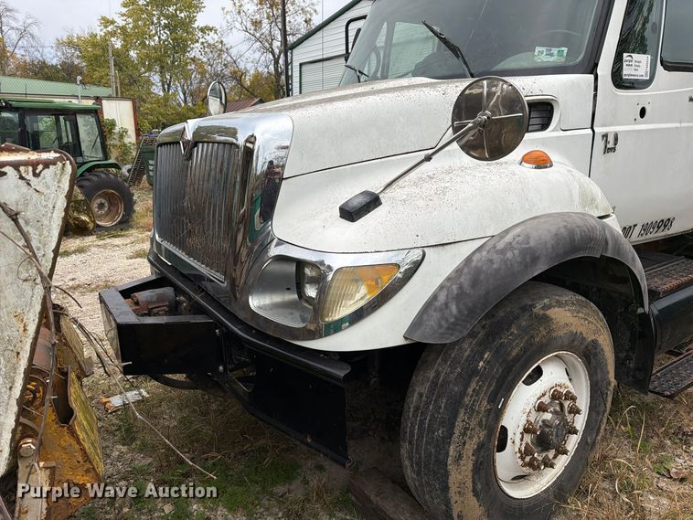image for item FM6624 2007 International 7400 refuse truck