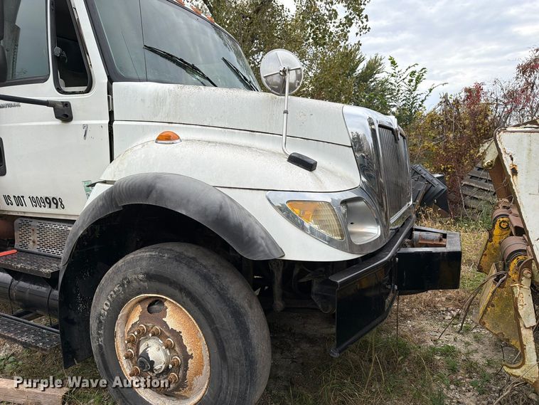 image for item FM6624 2007 International 7400 refuse truck