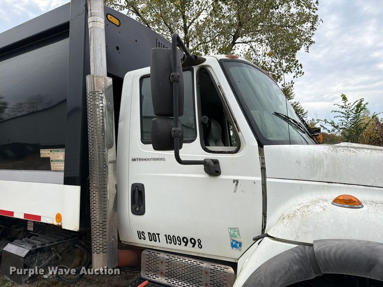 image for item FM6624 2007 International 7400 refuse truck