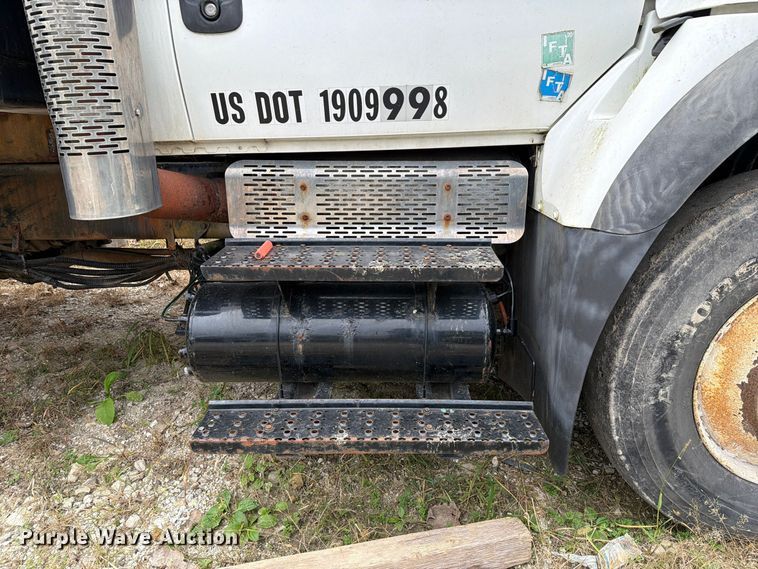image for item FM6624 2007 International 7400 refuse truck