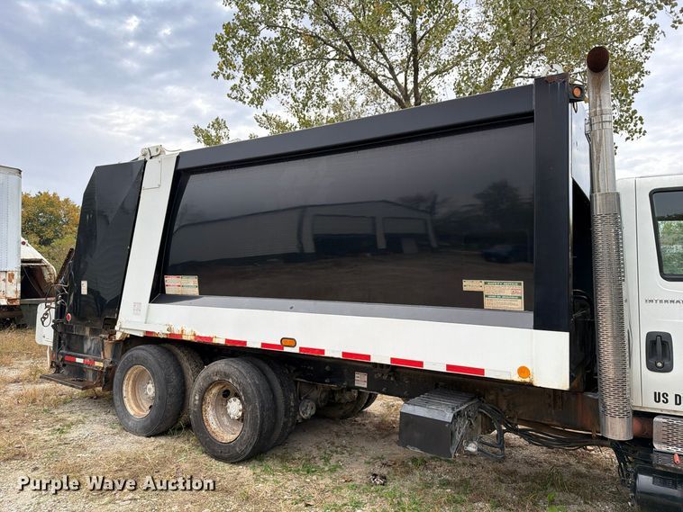 image for item FM6624 2007 International 7400 refuse truck