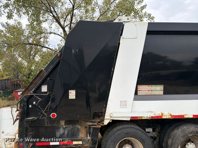 image for item FM6624 2007 International 7400 refuse truck