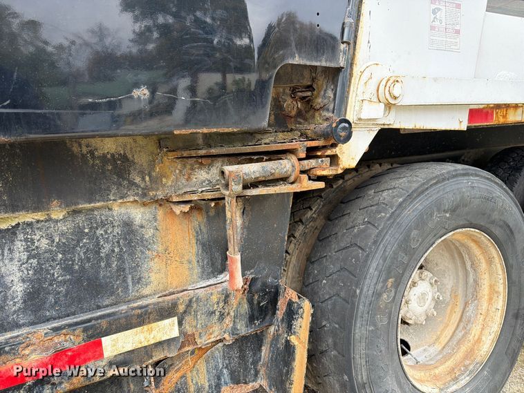 image for item FM6624 2007 International 7400 refuse truck