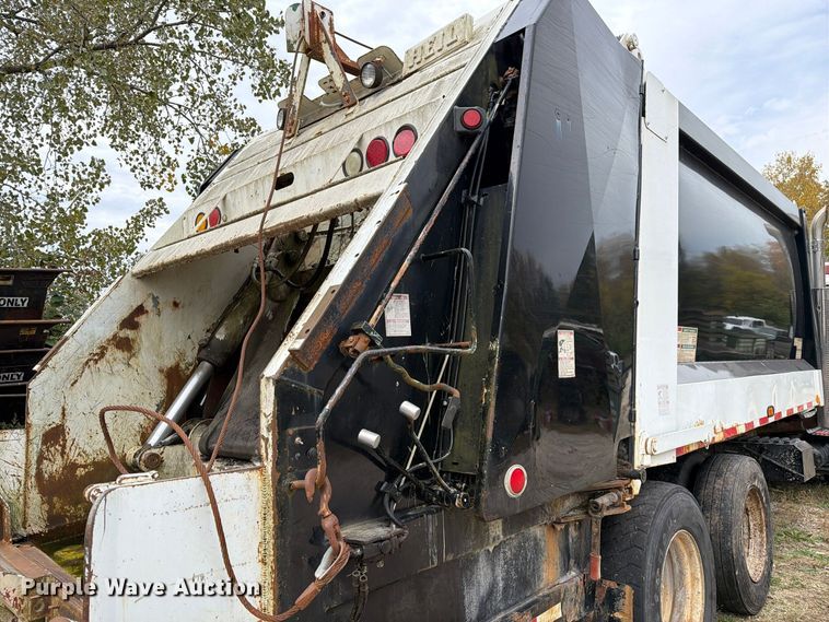 image for item FM6624 2007 International 7400 refuse truck