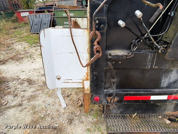 image for item FM6624 2007 International 7400 refuse truck
