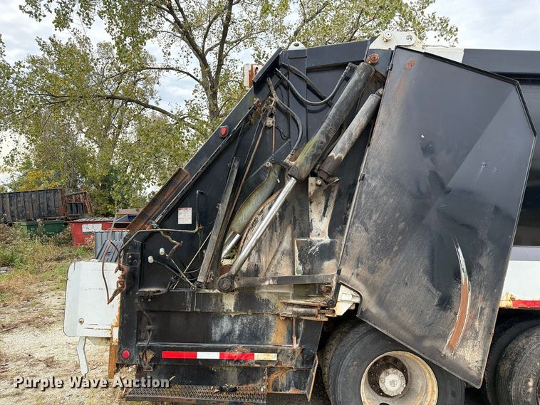 image for item FM6624 2007 International 7400 refuse truck