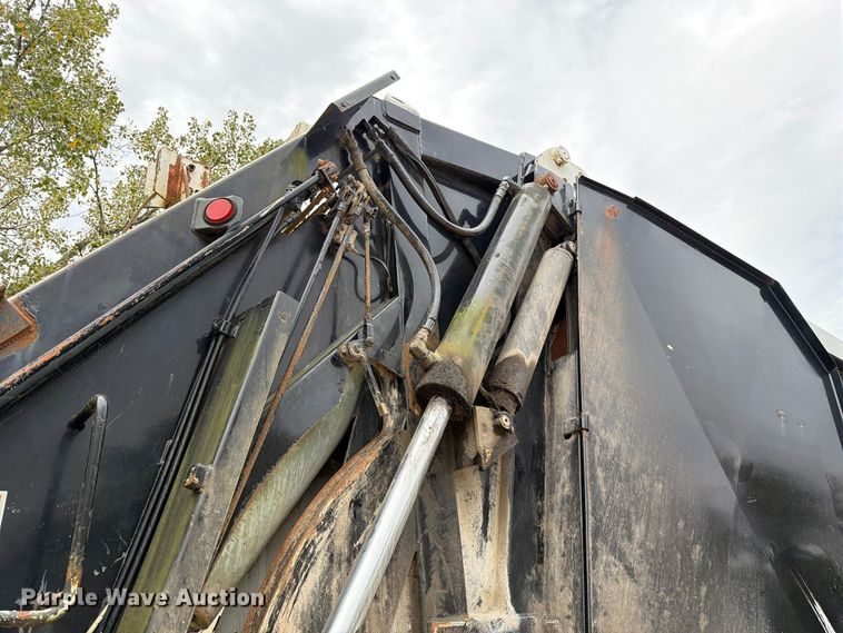 image for item FM6624 2007 International 7400 refuse truck
