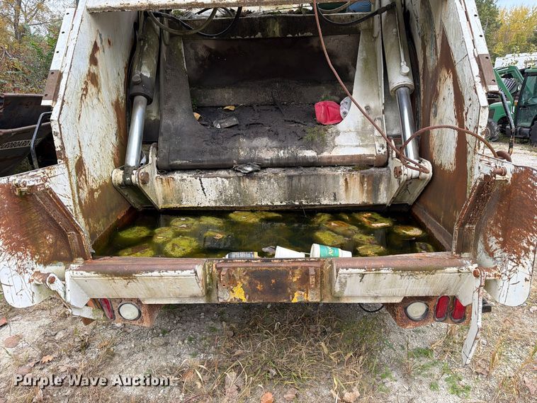 image for item FM6624 2007 International 7400 refuse truck