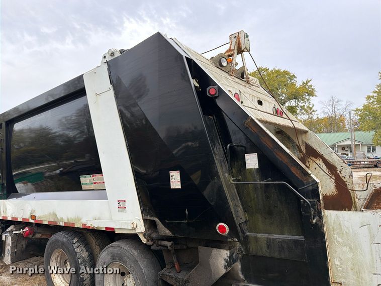 image for item FM6624 2007 International 7400 refuse truck