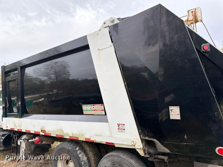 image for item FM6624 2007 International 7400 refuse truck