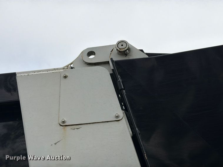 image for item FM6624 2007 International 7400 refuse truck