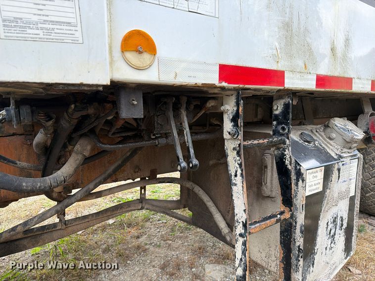 image for item FM6624 2007 International 7400 refuse truck