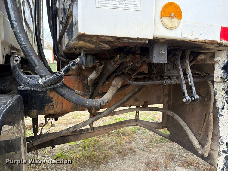 image for item FM6624 2007 International 7400 refuse truck