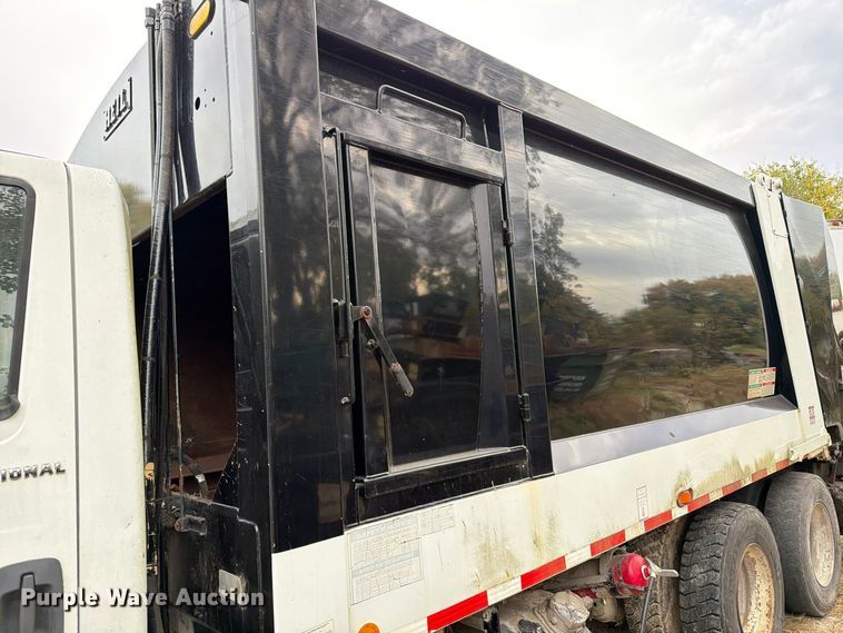 image for item FM6624 2007 International 7400 refuse truck