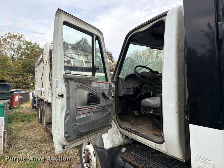 image for item FM6624 2007 International 7400 refuse truck