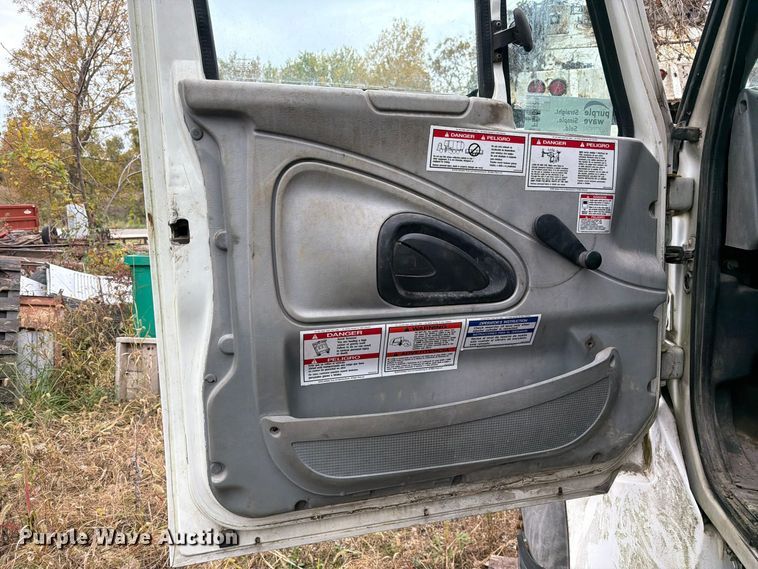 image for item FM6624 2007 International 7400 refuse truck