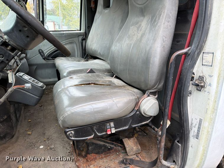 image for item FM6624 2007 International 7400 refuse truck