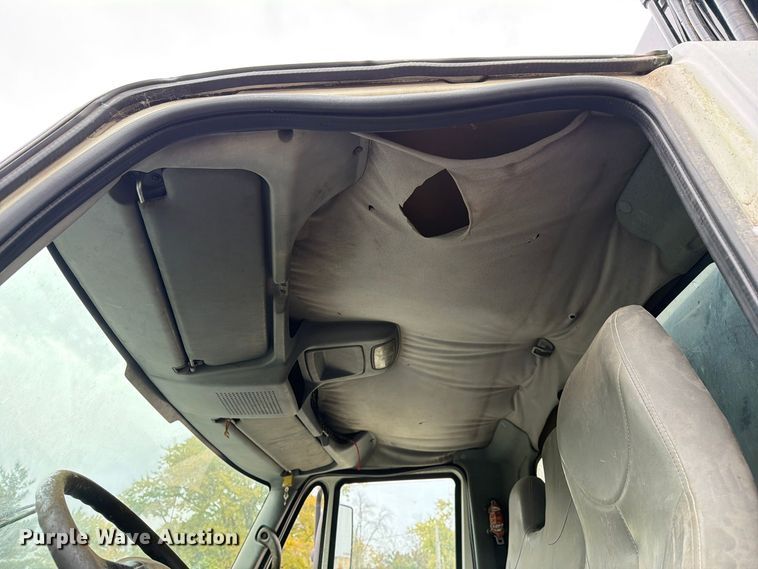image for item FM6624 2007 International 7400 refuse truck