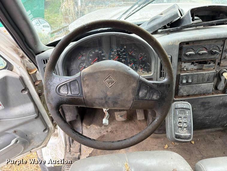 image for item FM6624 2007 International 7400 refuse truck