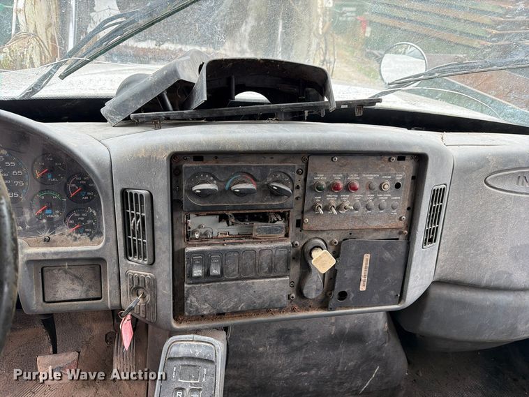 image for item FM6624 2007 International 7400 refuse truck
