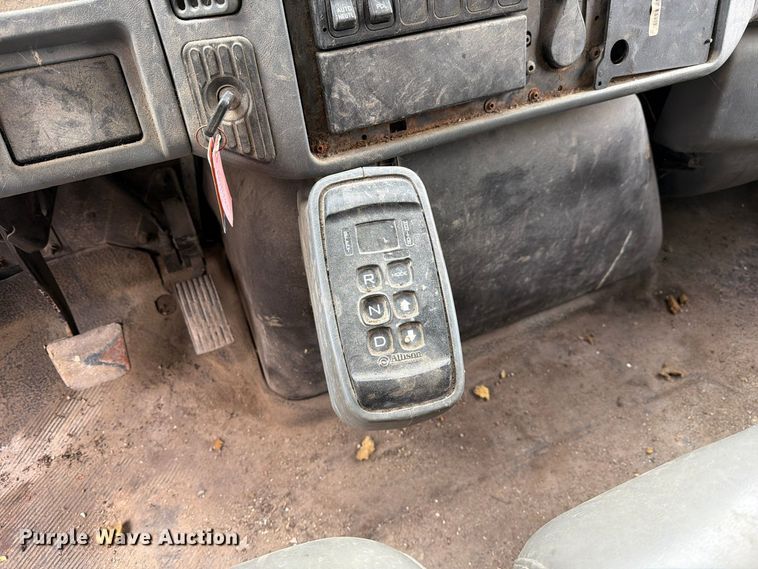 image for item FM6624 2007 International 7400 refuse truck