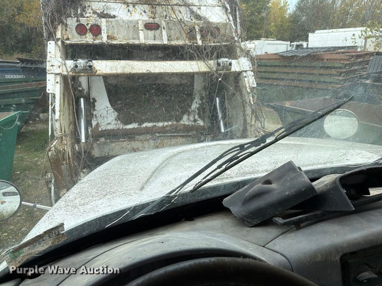 image for item FM6624 2007 International 7400 refuse truck