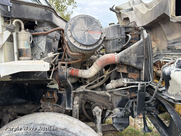 image for item FM6624 2007 International 7400 refuse truck