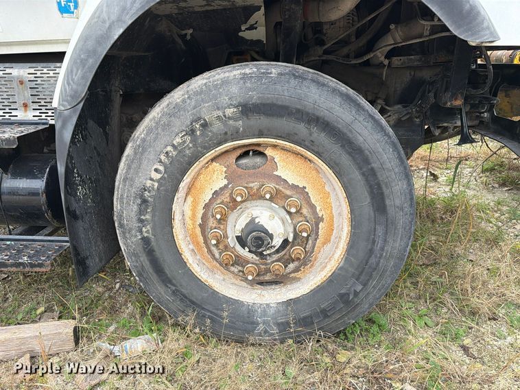 image for item FM6624 2007 International 7400 refuse truck