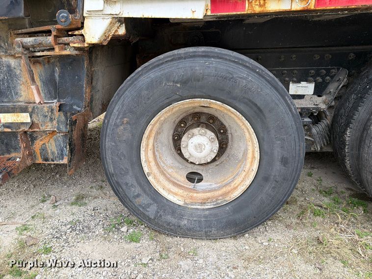 image for item FM6624 2007 International 7400 refuse truck