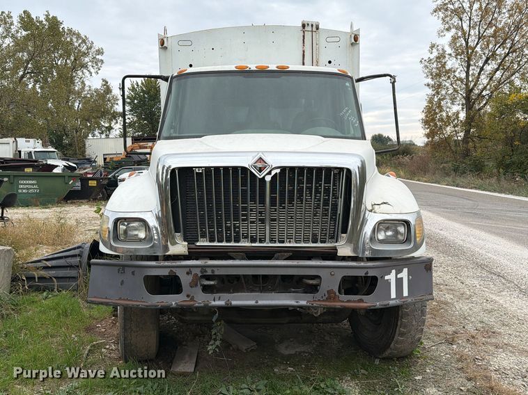 image for item FM6629 2002 International 7400 refuse truck