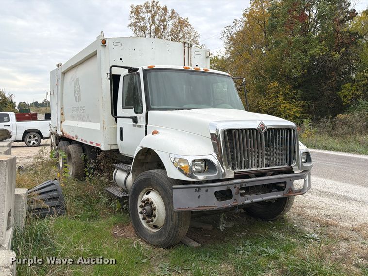 image for item FM6629 2002 International 7400 refuse truck