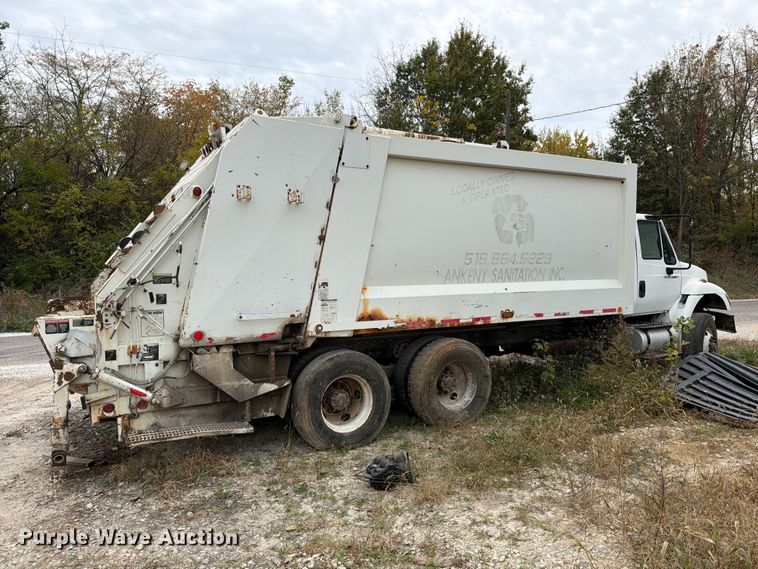image for item FM6629 2002 International 7400 refuse truck