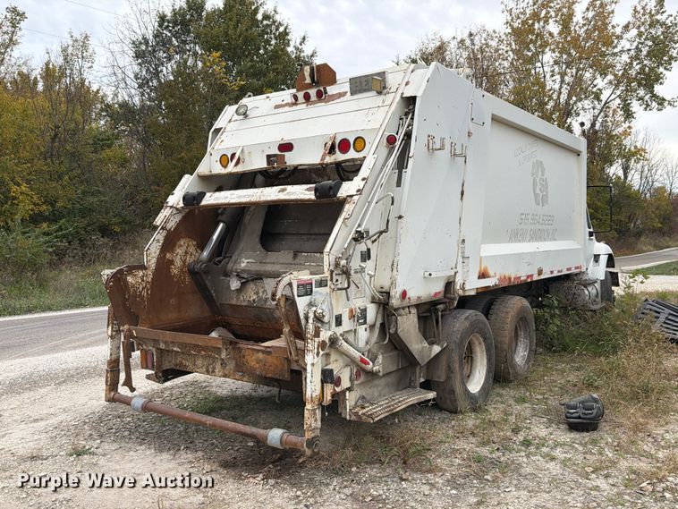 image for item FM6629 2002 International 7400 refuse truck