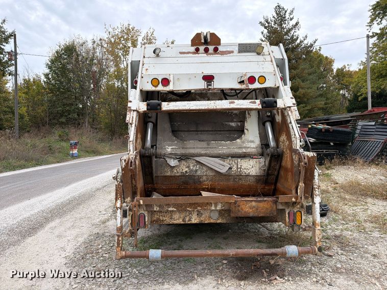 image for item FM6629 2002 International 7400 refuse truck
