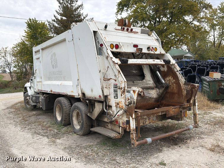image for item FM6629 2002 International 7400 refuse truck