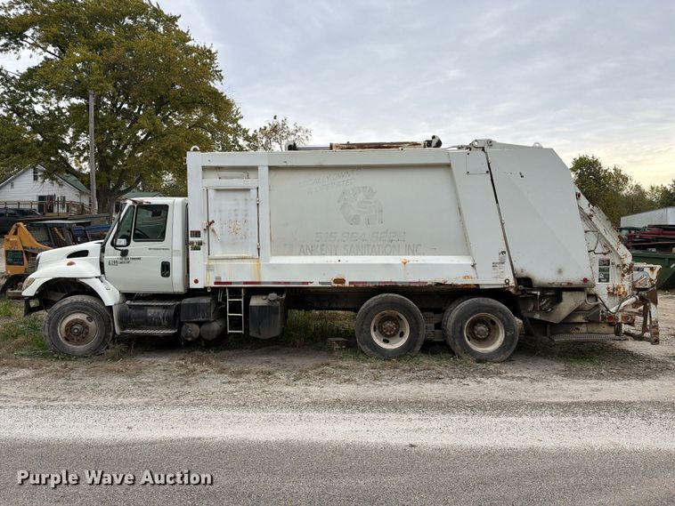 image for item FM6629 2002 International 7400 refuse truck